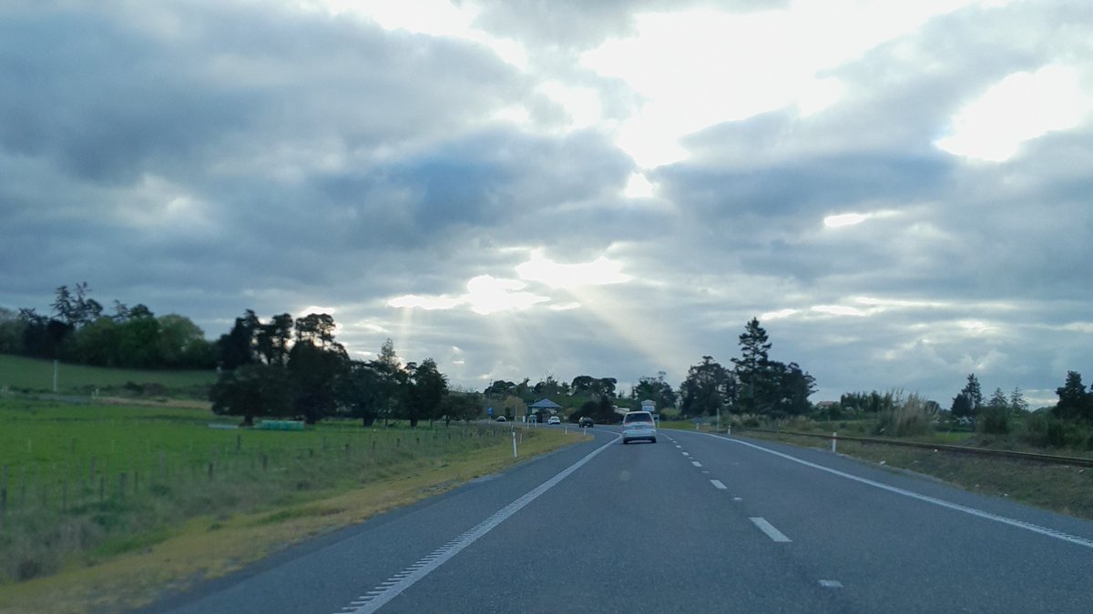 SolisPrime's tweet image. Finally coming up for air. 

Also to share these sunbeams and lonely highway.
#helloagainworld