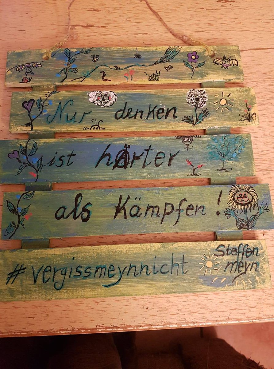 Sonne bleibt unvergessen. 🌻

Heute vor 4 Jahren musste Steffen Meyn bei der widerrechtlichen Räumung des #HambiBleibt sein Leben lassen. 

In liebevoller Erinnerung - Rest in Power!
#vergissmeynnicht