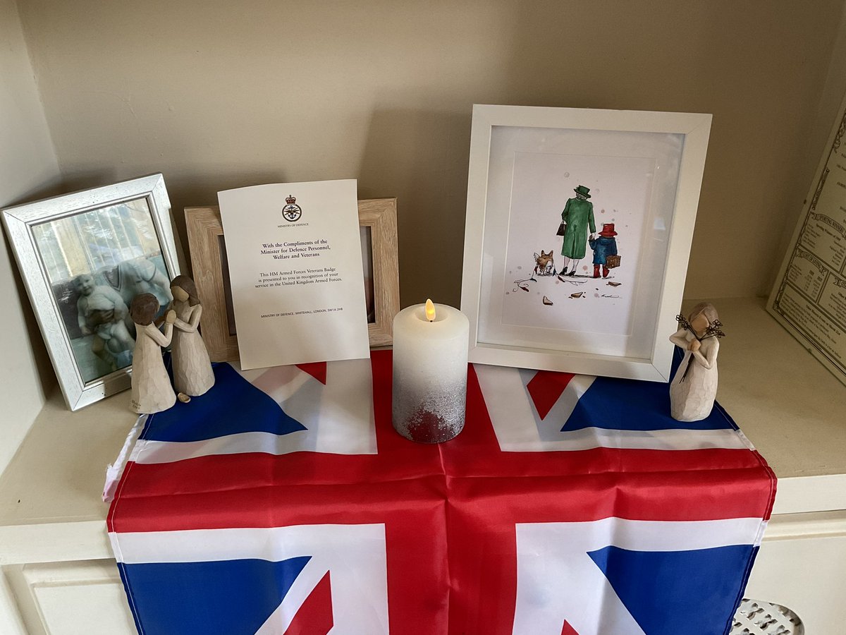 Walto74's tweet photo. Thank you Ma’am R.I.P 😢our own little vigil as we can’t be in London @KensingtonRoyal our love and thoughts Tracey and Joanne xx https://t.co/ErW0lKZKQ3