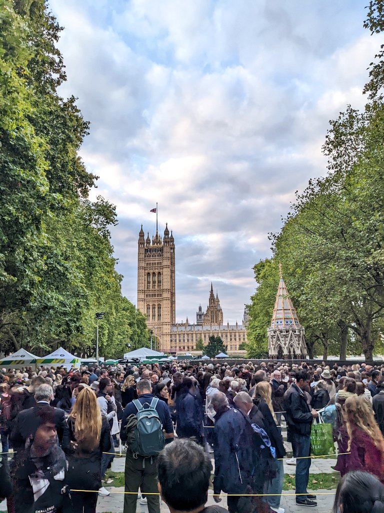 Amylouward10's tweet image. Was not expecting the overwhelming emotions &amp;amp; deep sense of personal loss I have felt the past 10 days. Also didn't expect the peace &amp;amp; joy I would find in #TheQueue with strangers, now friends💐 It's been emotional &amp;amp; surreal,time seems to have stopped. RIP Ma'am🤍
 #queensfuneral