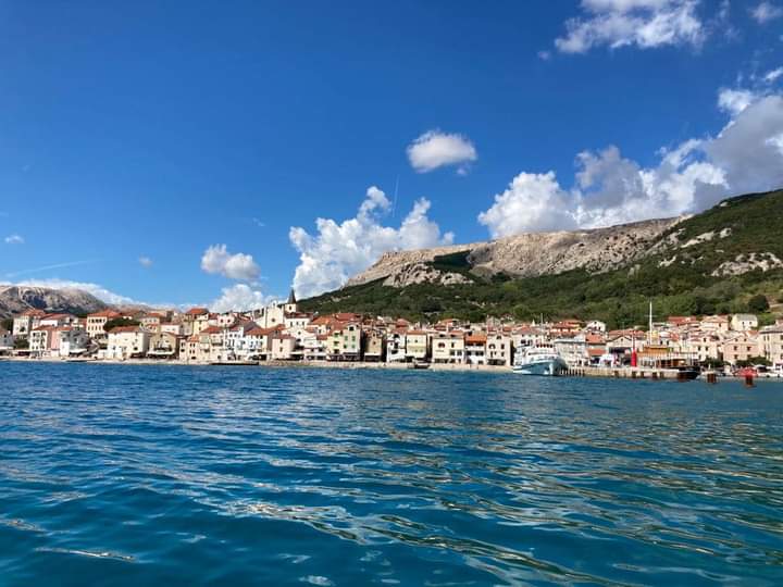 Adriasmile's tweet photo. Have a nice day, greetings from BAŠKA, Island of Krk, Adriatic sea, Croatia ❤🤍💙 #Baška #visitbaska #otokkrk #IslandofKrk #visitislandkrk #adriaticsea #visitkvarner #croatiafulloflife #visitcroatia https://t.co/5jGK17Im57