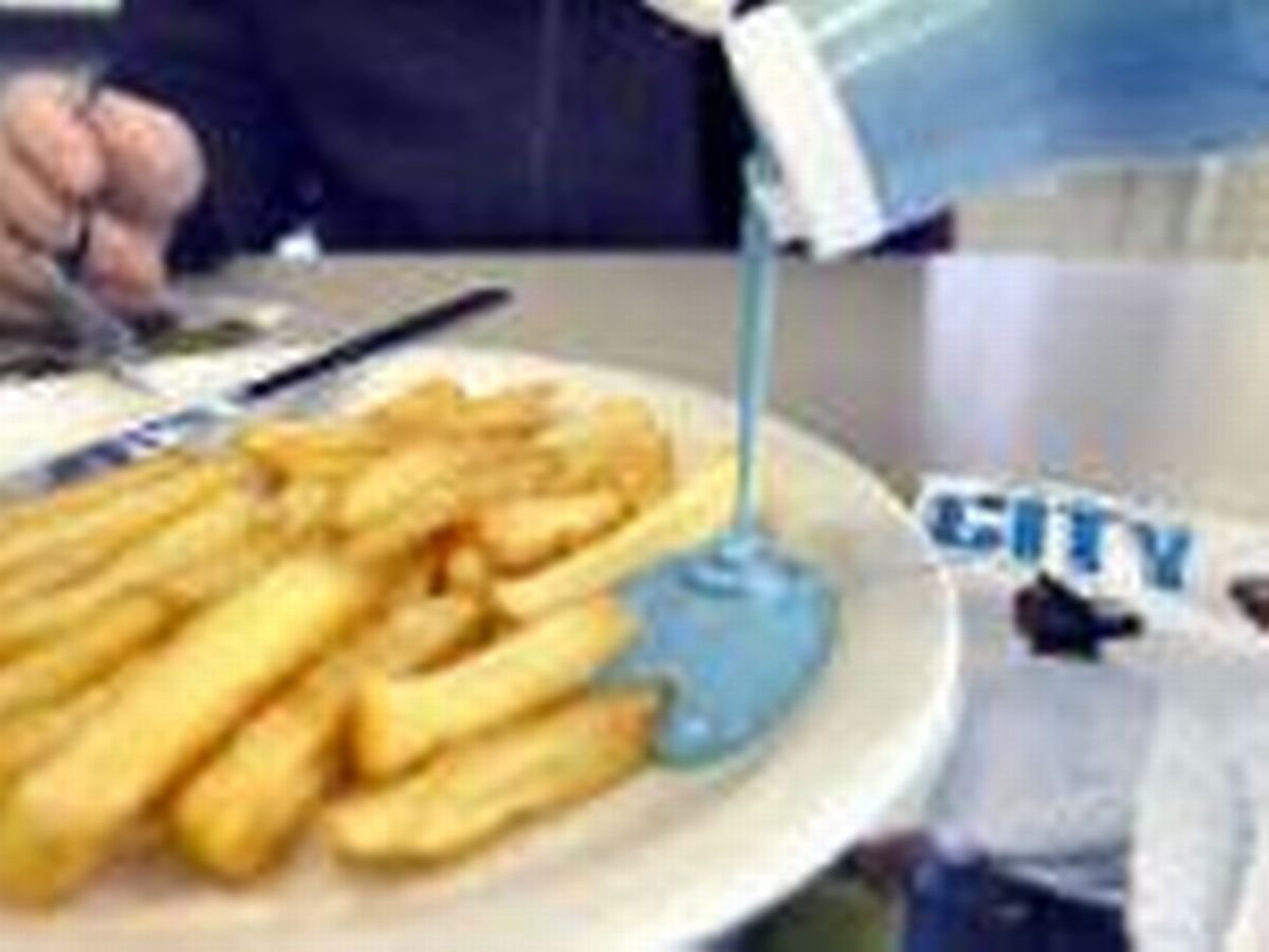 IWTKQuiz's tweet photo. Before the 2006 game between Manchester City and Manchester United at the Etihad stadium, 3500 corporate Man City fans were served Blue Sauce with their gourmet treats.  

Red was not allowed in these corporate boxes. 

Manchester City won the game 3-1. 

#RandomFactOfTheDay https://t.co/yYcNseBlfb