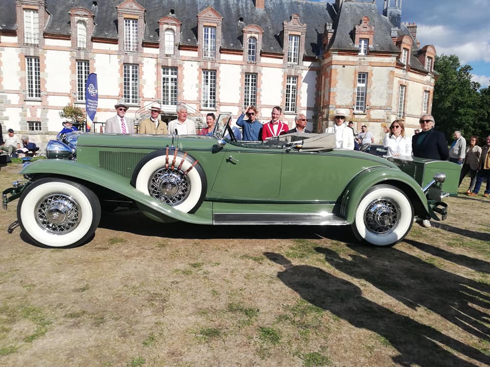 DriveGuideGuru's tweet image. A lovely day yesterday at Gambais for L'Art Automobile where I was one of the judges. Thanks to Esther Grangeon for this photo of all the judges behind the winning car, a 1931 Chrysler Imperial, a former Pebble Beach winner.