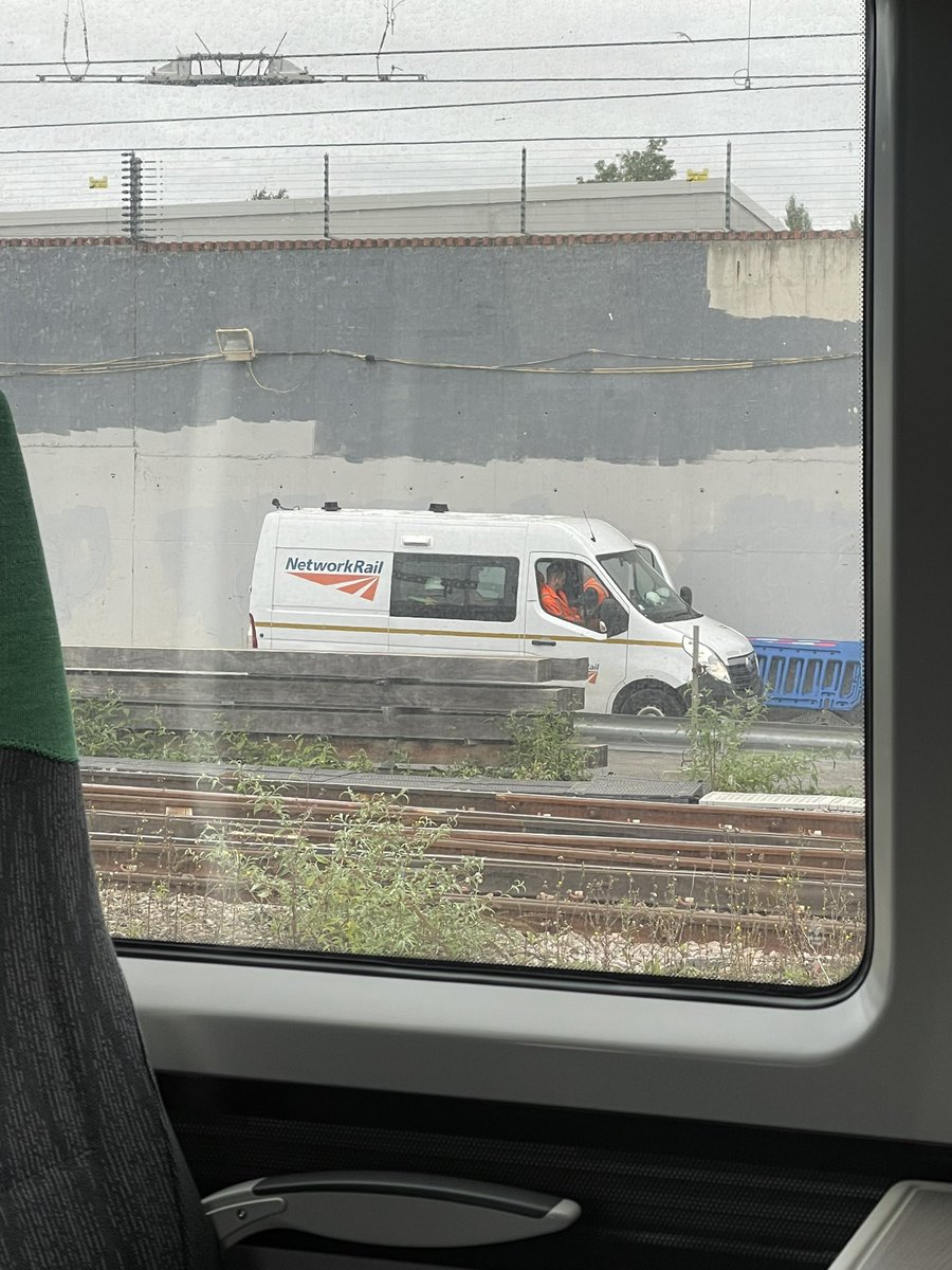 GWRHelpUs's tweet photo. Update: evacuation incoming? #paddington https://t.co/iNcFhc3PFq