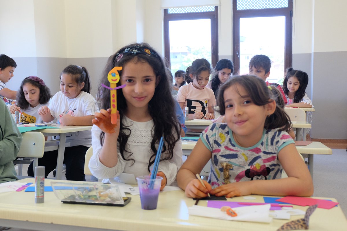 BilgiEvleri's tweet photo. İşin içine yetenek de girince değmeyin keyfimize!🤩
#zeytinburnubelediyesi #bilgievleri #etkinlik #eğlencelizaman #renkler #polimerkil #beceri #origami #quilling #kâğıtsanatları https://t.co/BPwDaCpXaJ