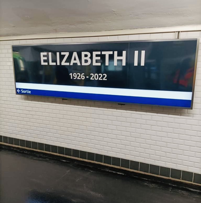 Le métro parisien rend hommage à Sa Majesté la Reine en renommant pour la journée la station George V en Elizabeth II.