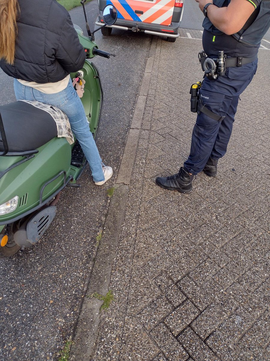 WA_Bleiswijk's tweet photo. 19/09 Bergschenhoek: Wij kwamen deze jongedame vanmorgen tegen op haar scooter niet in bezit van een rijbewijs. Helaas een bekeuring. Let op: u krijgt problemen met uw verzekering als u rijdt zonder rijbewijs en betrokken bent bij bijvoorbeeld een aanrijding. https://t.co/AK0dRzvyDa