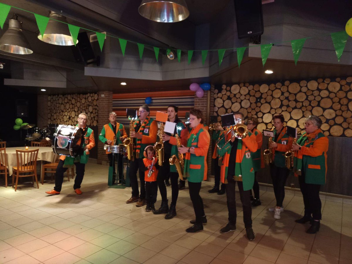 narretuuters's tweet photo. Wat een te gekke dag hebben we gehad! 💚Onze presentatie en kapellenfestival! Iedereen die bij ons heeft gespeeld , geholpen, langs is gekomen of op een andere manier betrokken is geweest: bedankt! We gaan elkaar snel weer ergens zien in, of rondom papgat! ❤️💛💚 https://t.co/jTHDUNnF8n
