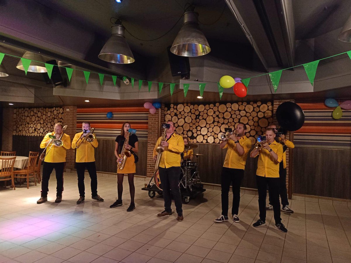 narretuuters's tweet photo. Wat een te gekke dag hebben we gehad! 💚Onze presentatie en kapellenfestival! Iedereen die bij ons heeft gespeeld , geholpen, langs is gekomen of op een andere manier betrokken is geweest: bedankt! We gaan elkaar snel weer ergens zien in, of rondom papgat! ❤️💛💚 https://t.co/jTHDUNnF8n