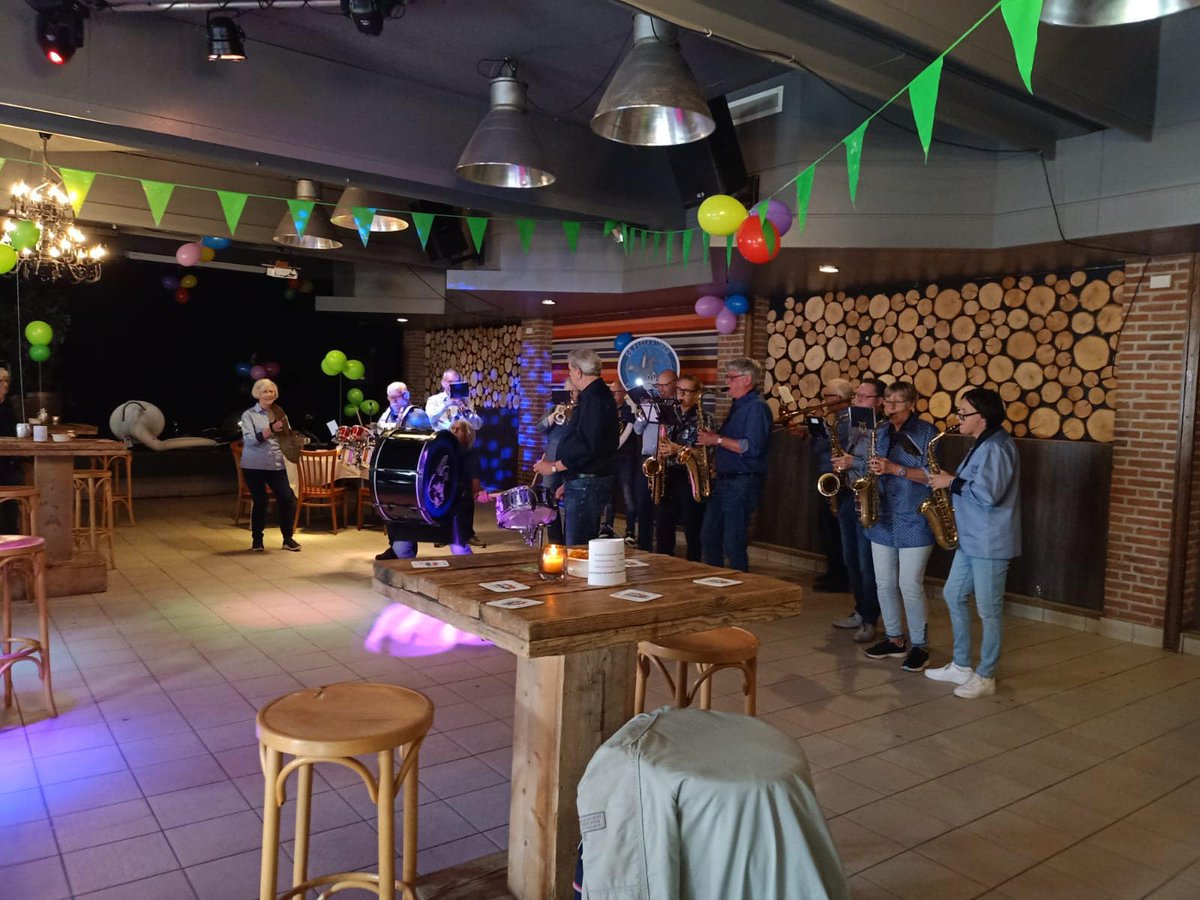 narretuuters's tweet photo. Wat een te gekke dag hebben we gehad! 💚Onze presentatie en kapellenfestival! Iedereen die bij ons heeft gespeeld , geholpen, langs is gekomen of op een andere manier betrokken is geweest: bedankt! We gaan elkaar snel weer ergens zien in, of rondom papgat! ❤️💛💚 https://t.co/jTHDUNnF8n