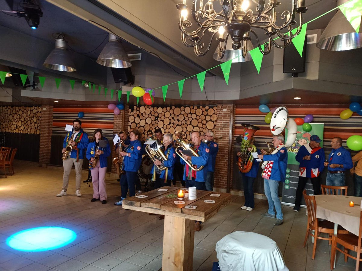 narretuuters's tweet photo. Wat een te gekke dag hebben we gehad! 💚Onze presentatie en kapellenfestival! Iedereen die bij ons heeft gespeeld , geholpen, langs is gekomen of op een andere manier betrokken is geweest: bedankt! We gaan elkaar snel weer ergens zien in, of rondom papgat! ❤️💛💚 https://t.co/jTHDUNnF8n