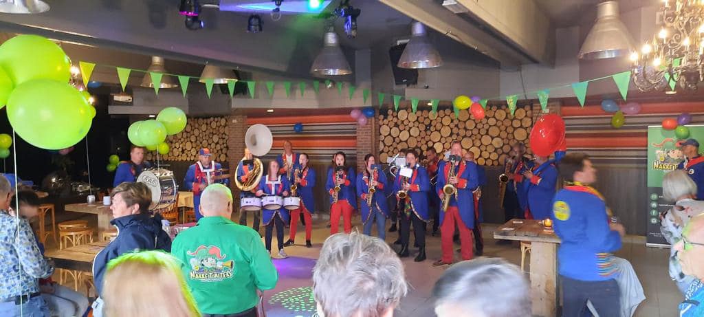 narretuuters's tweet photo. Wat een te gekke dag hebben we gehad! 💚Onze presentatie en kapellenfestival! Iedereen die bij ons heeft gespeeld , geholpen, langs is gekomen of op een andere manier betrokken is geweest: bedankt! We gaan elkaar snel weer ergens zien in, of rondom papgat! ❤️💛💚 https://t.co/FHrYTmnW9N