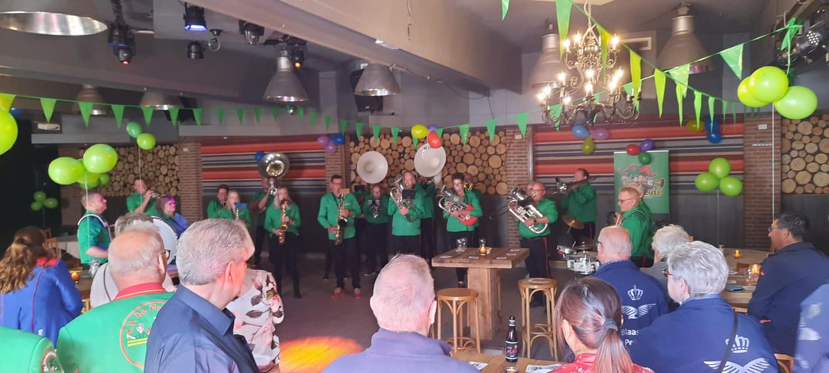 narretuuters's tweet photo. Wat een te gekke dag hebben we gehad! 💚Onze presentatie en kapellenfestival! Iedereen die bij ons heeft gespeeld , geholpen, langs is gekomen of op een andere manier betrokken is geweest: bedankt! We gaan elkaar snel weer ergens zien in, of rondom papgat! ❤️💛💚 https://t.co/FHrYTmnW9N