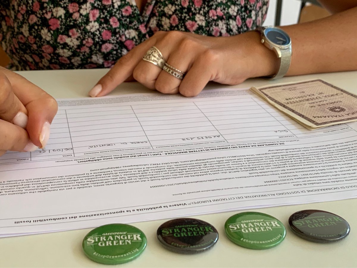 GreenpeaceSFerd's tweet photo. Oggi, a San Ferdinando di Puglia abbiamo svelato l’inferno climatico che si nasconde dietro il #greenwashing delle aziende inquinanti. 
FIRMA ANCHE TU per aiutarci a smascherarli 👉 https://t.co/62PxjLDRlk
#StrangerGreen
#BanFossilAds https://t.co/461980u4Cb