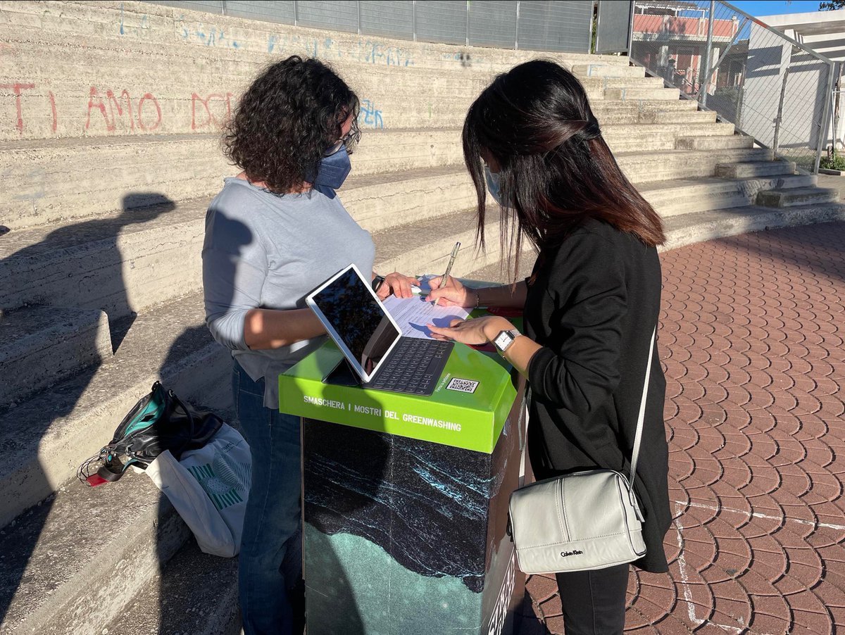 GreenpeaceSFerd's tweet photo. Oggi, a San Ferdinando di Puglia abbiamo svelato l’inferno climatico che si nasconde dietro il #greenwashing delle aziende inquinanti. 
FIRMA ANCHE TU per aiutarci a smascherarli 👉 https://t.co/62PxjLDRlk
#StrangerGreen
#BanFossilAds https://t.co/461980u4Cb