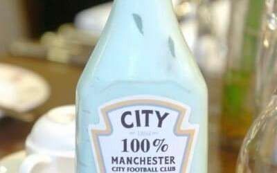 IWTKQuiz's tweet photo. Before the 2006 game between Manchester City and Manchester United at the Etihad stadium, 3500 corporate Man City fans were served Blue Sauce with their gourmet treats.  

Red was not allowed in these corporate boxes. 

Manchester City won the game 3-1. 

#RandomFactOfTheDay https://t.co/yYcNseBlfb