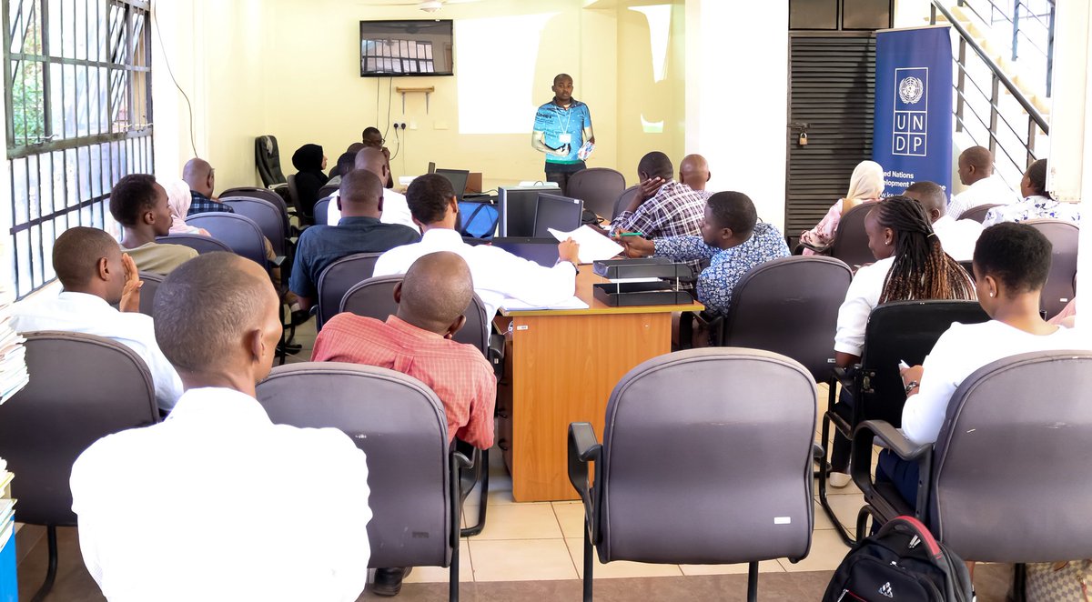KIPPRAKENYA's tweet photo. KIPPRA in collaboration with @UNDPKenya,@KenyaGovernors, @KenyaVision2030, @UNICEFKenya and @Planning_Ke has this morning joined @isioloCounty011 officers for  capacity building on the guidelines for preparation of 3rd County Integrated Development Plans (CIDPs). #KIPPRAat25 https://t.co/jS3uVFLmCB