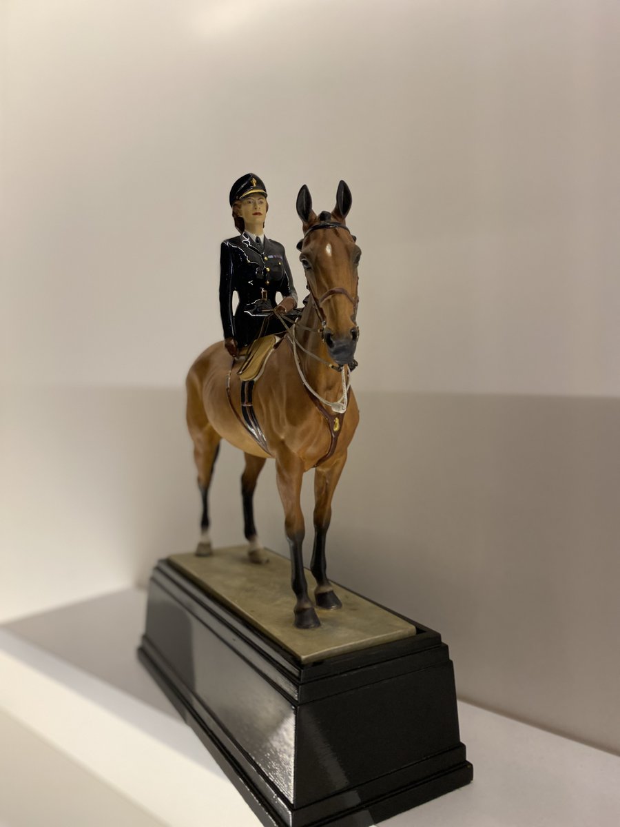 CdeChantilly's tweet photo. Le Château de Chantilly rend hommage à la Reine 👑 Elizabeth II.

Vous pouvez retrouver, au musée du Cheval, une porcelaine anglaise représentant la princesse Elizabeth montant son cheval Tommy. La sculptrice Doris Lindner, a créé ce modèle en 1949.

#elizabethII #queenelizabeth https://t.co/vIBwt6p2qO