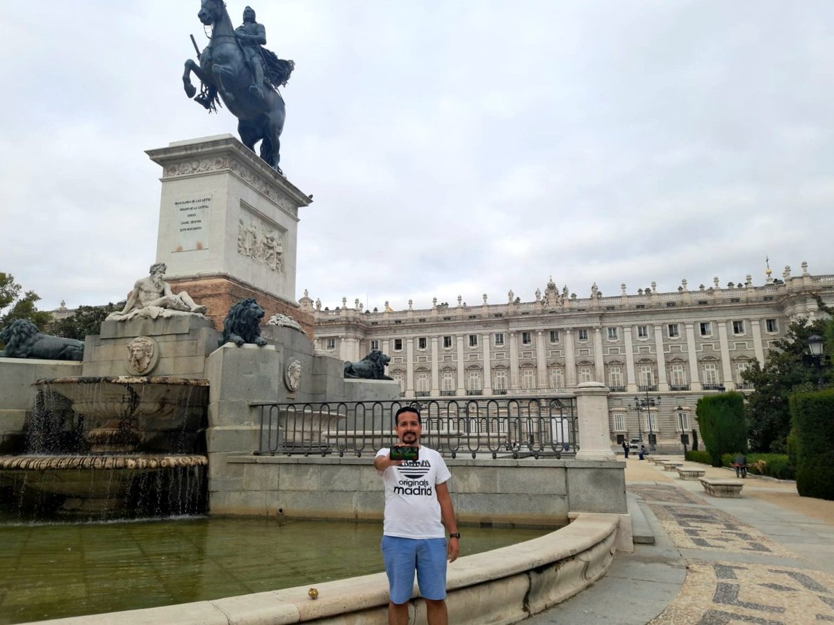 MukeGaming's tweet photo. Jugando frente al monumento de Felipe IV #AxieInfinity #AxieOrigins #AxieMonday #AxieCreator https://t.co/1l1Yp2zcXv