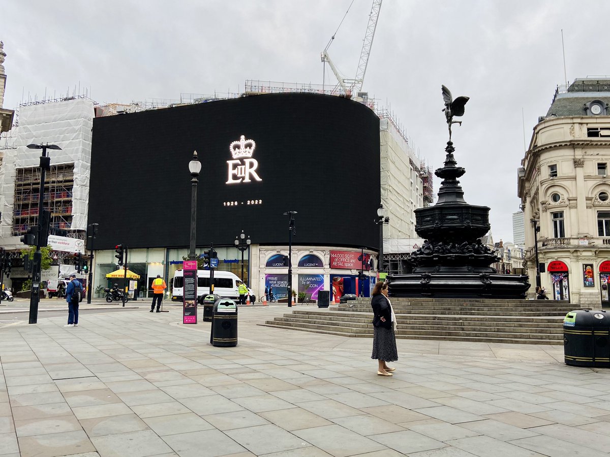 Londres, une capitale qui se fige le temps de l’hommage. Piccadilly Circus n’a sans doute jamais été aussi calme qu’en ce lundi matin. #queensfuneral