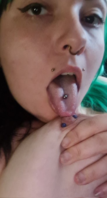 🦇Delilah⛧Slay🦇's pics and videos - FdAOavxaMAEFCk6 jpg:small image 4