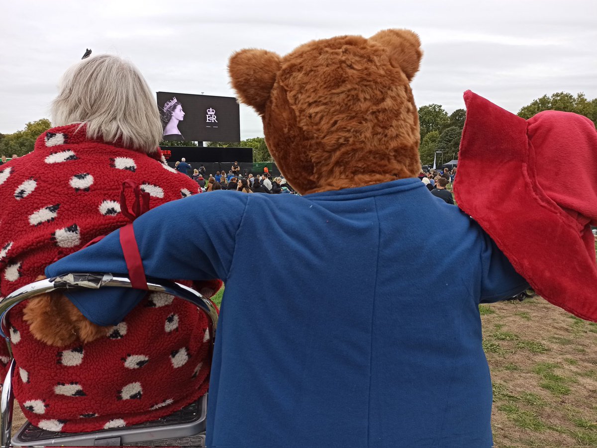 Bye bye Ma'am... Čez pol ure <a href="/24UR/">24UR</a> začnemo posebno oddajo in prenos pogreba na @POP_TVprogram . Z vami bom iz Hyde parka v Londonu 👋👋👋