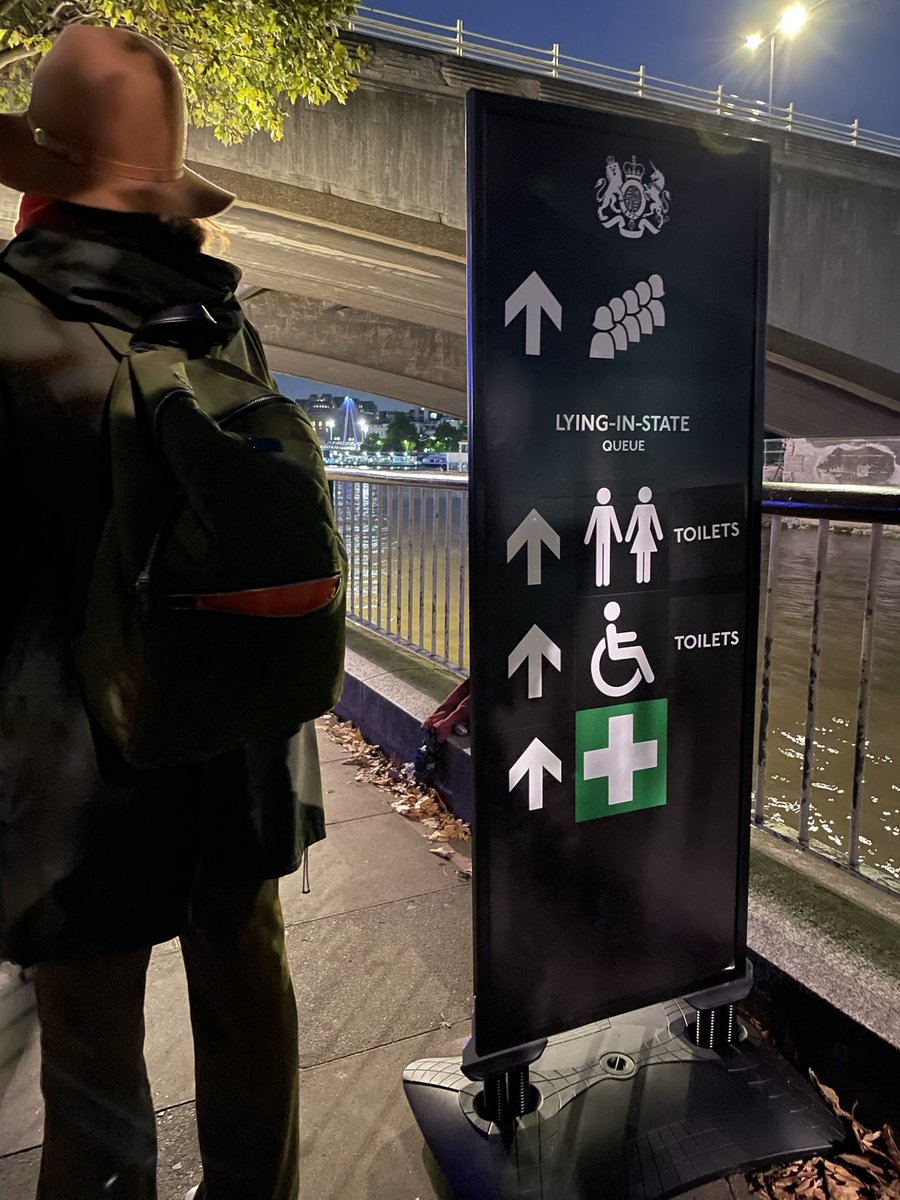 ahmereenreza's tweet photo. 15th Sept.-joined #QueueForTheQueen #QueenLyingInState
Started our journey at 3:30AM. Joined the back of queue @ Blackfrairs 4:16AM
So privileged to share both our grief & appreciation for #HMTheQueen with #queuefriends
Received wristbands by #LondonEye …and onwards…
1/2 https://t.co/sUxIx0lVj3
