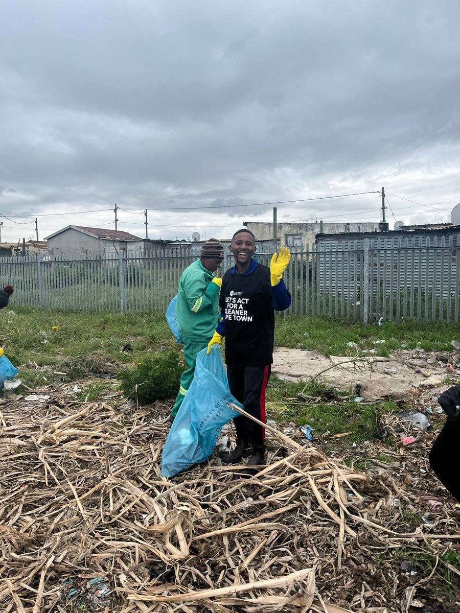 EnvMonGroup's tweet photo. #rivercleanupday #Kuilsriver #environmentalhealth #cleanrivers #protectrivers #watermanagement #wastemanagement #RiverMonth 15th Clean-up Day &amp; 25th Rivers Day: Western Cape Water Caucus cleaned at the Khayelitsha Wetlands Park - wetlands thatfeed the Kuils River @CityofCT https://t.co/raSH1RZNju