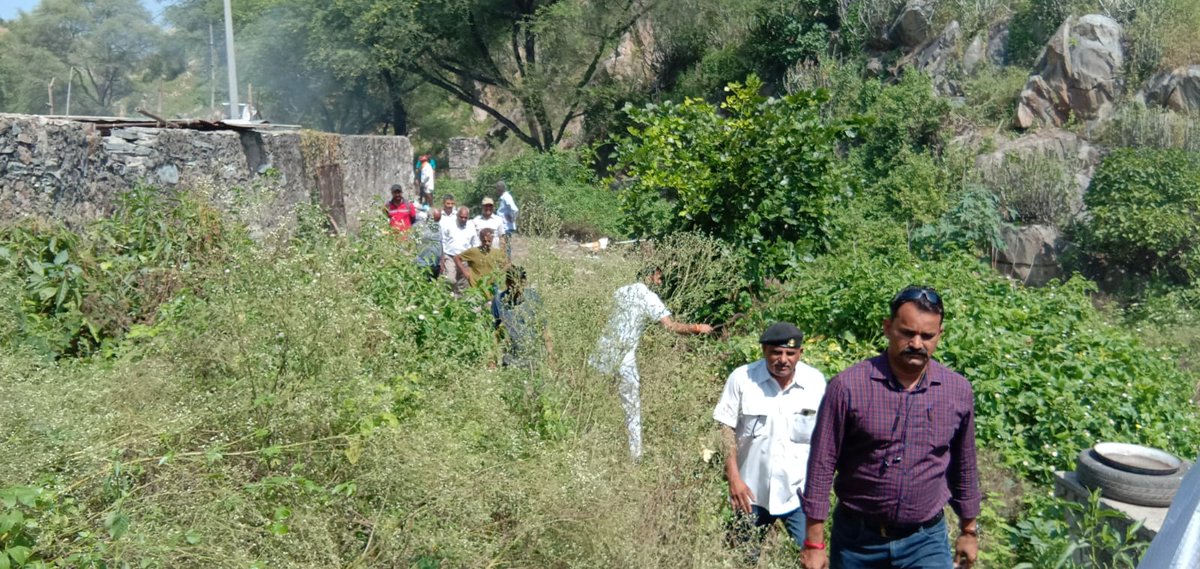 vsjs2021's tweet photo. विरासत संरक्षण एवं जीर्णोद्धार समिति की टीम देलवाड़ा तथा राष्ट्रीय पदाधिकारियों द्वारा श्रमदान किया गया (महासत्या, एकलिंग महादेव)
Mission Save Heritage 💯 #SaveHeritage #vsjs2021 https://t.co/jvA7LqLuFr