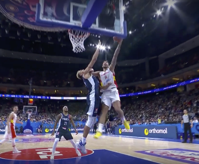 mayemusk_388's tweet photo. Friendly reminder: para que Willy Hernangómez meta el canastón por la izquierda sobre Gobert hubo antes un entrenador de minibasket que le enseñó a usar la mano no dominante y le convenció para hacerlo... porque sabía que en el futuro lo haría un jugador más completo. https://t.co/RU98Uomr9F