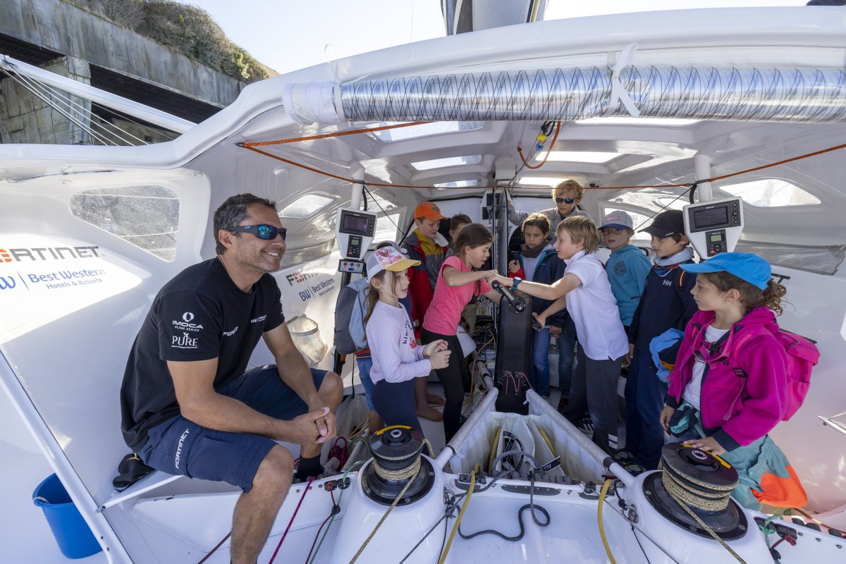 LorientAgglo's tweet photo. 🏁 Défi Azimut - Lorient Agglomération
🗓️ Hier, dimanche 18 sept. à #Lorient la Base
👧 Une soixantaine d'enfants des communes du territoire
⛵️ Ont visités les pontons, découverts les bateaux
🌊 Et sont allés en mer encourager les skippers partis pour le Chrono tour de #Groix ! https://t.co/RmuZua38ff