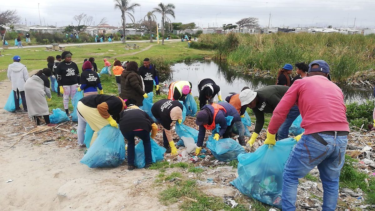 EnvMonGroup's tweet photo. #rivercleanupday #Kuilsriver #environmentalhealth #cleanrivers #protectrivers #watermanagement #wastemanagement #RiverMonth 15th Clean-up Day &amp; 25th Rivers Day: Western Cape Water Caucus cleaned at the Khayelitsha Wetlands Park - wetlands thatfeed the Kuils River @CityofCT https://t.co/raSH1RZNju