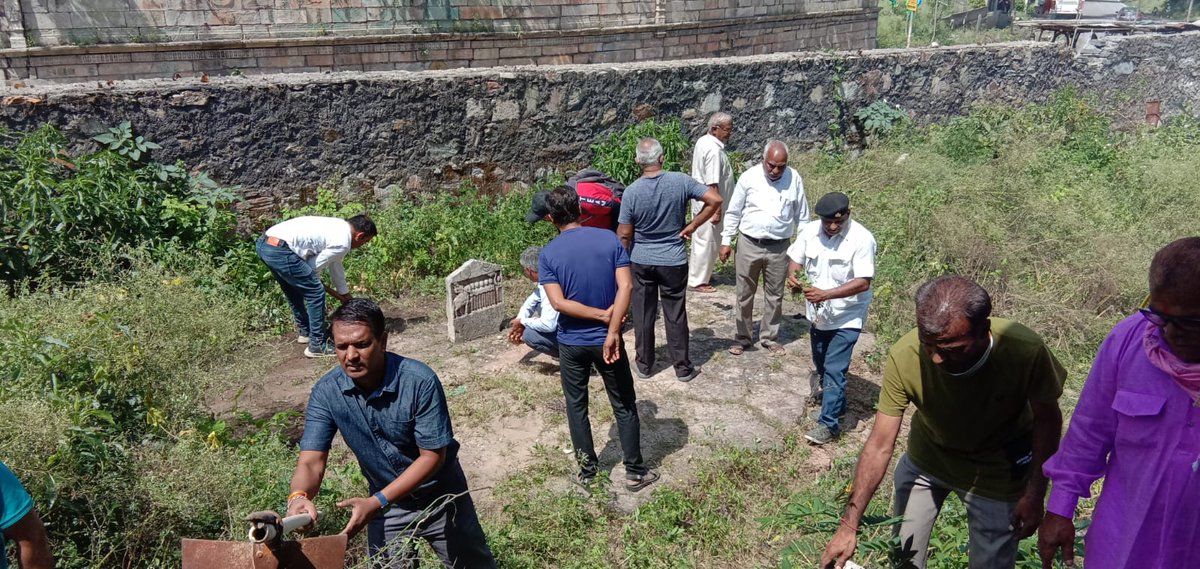 vsjs2021's tweet photo. विरासत संरक्षण एवं जीर्णोद्धार समिति की टीम देलवाड़ा तथा राष्ट्रीय पदाधिकारियों द्वारा श्रमदान किया गया (महासत्या, एकलिंग महादेव)
Mission Save Heritage 💯 #SaveHeritage #vsjs2021 https://t.co/FD8Jvd5G4M