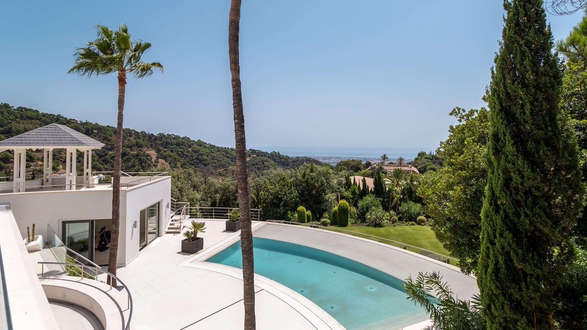 MarbellaDream's tweet photo. 🏡 Contemporary new built top quality villa. Fully private and south facing. This villa has 5 bedrooms and 6 bathrooms. 

📍 Benahavís, La Zagaleta l Malaga

💶 Priced at €9.400.000 

For more information you can contact us on. 
📧 info@marbelladreamliving.com 

Ref: MDLbe440 https://t.co/rAVNwTnGwU