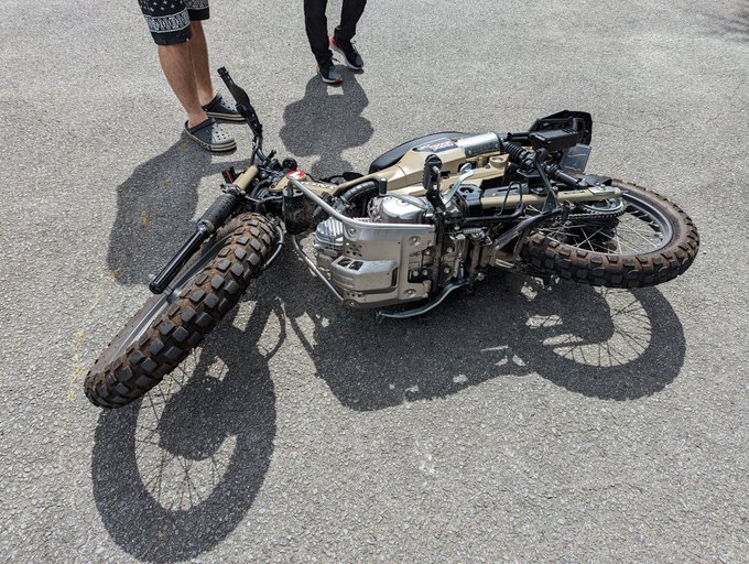 人が大切に乗ってるバイクを引っくり返しといてヘラヘラ笑ってる&hellip; 絶対許さない&hellip; https://t.co/B2JhD87MZB<a href="/tag/%E3%83%90%E3%82%A4%E3%82%AF%E5%A5%B3%E5%AD%90"class="tags"><span>#バイク女子</span></a>
