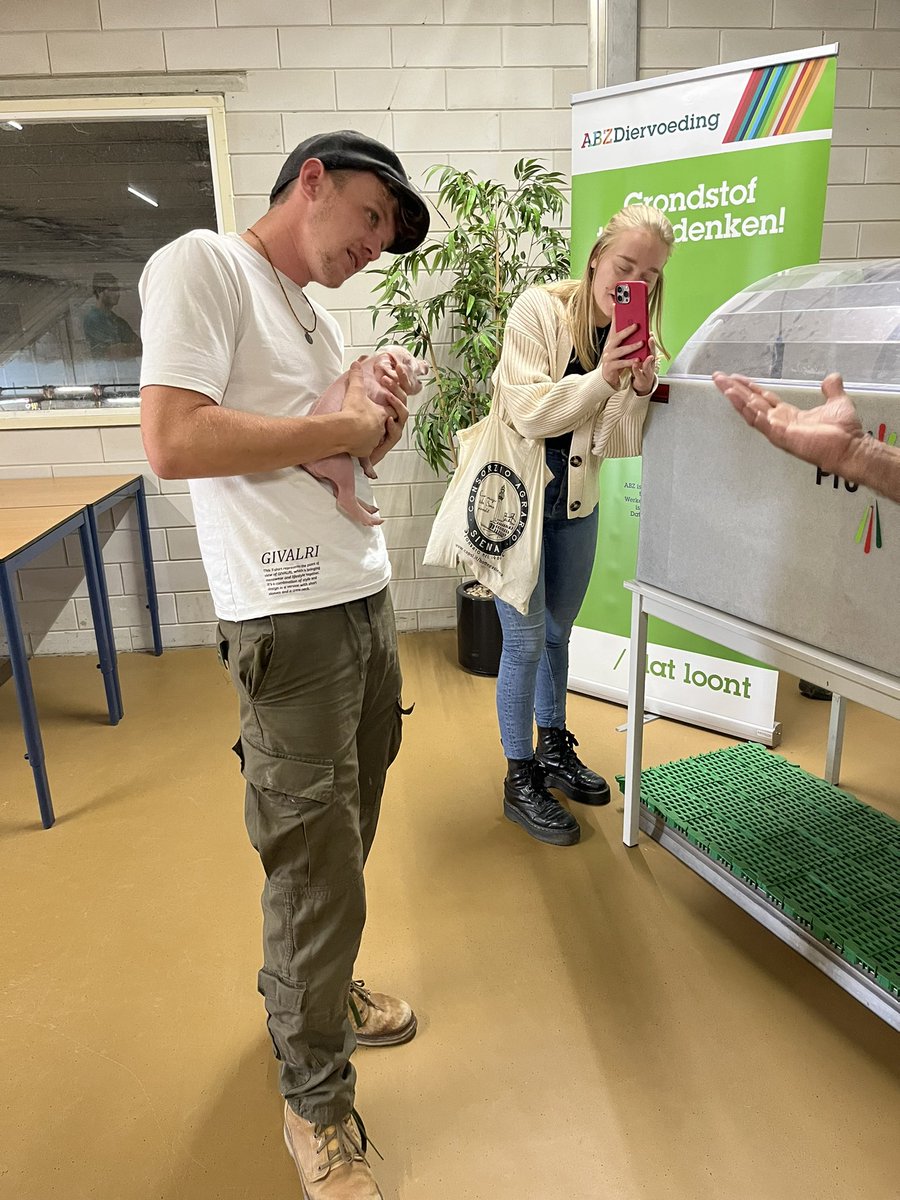 LvCBoertBewust's tweet photo. Een big van 12 uur oud knuffelen, wat een ervaring #toerdeboer @GovertSweep #beleven hoe em waar ons dagelijks voedsel gemaakt wordt. https://t.co/JTfxBfXOyC