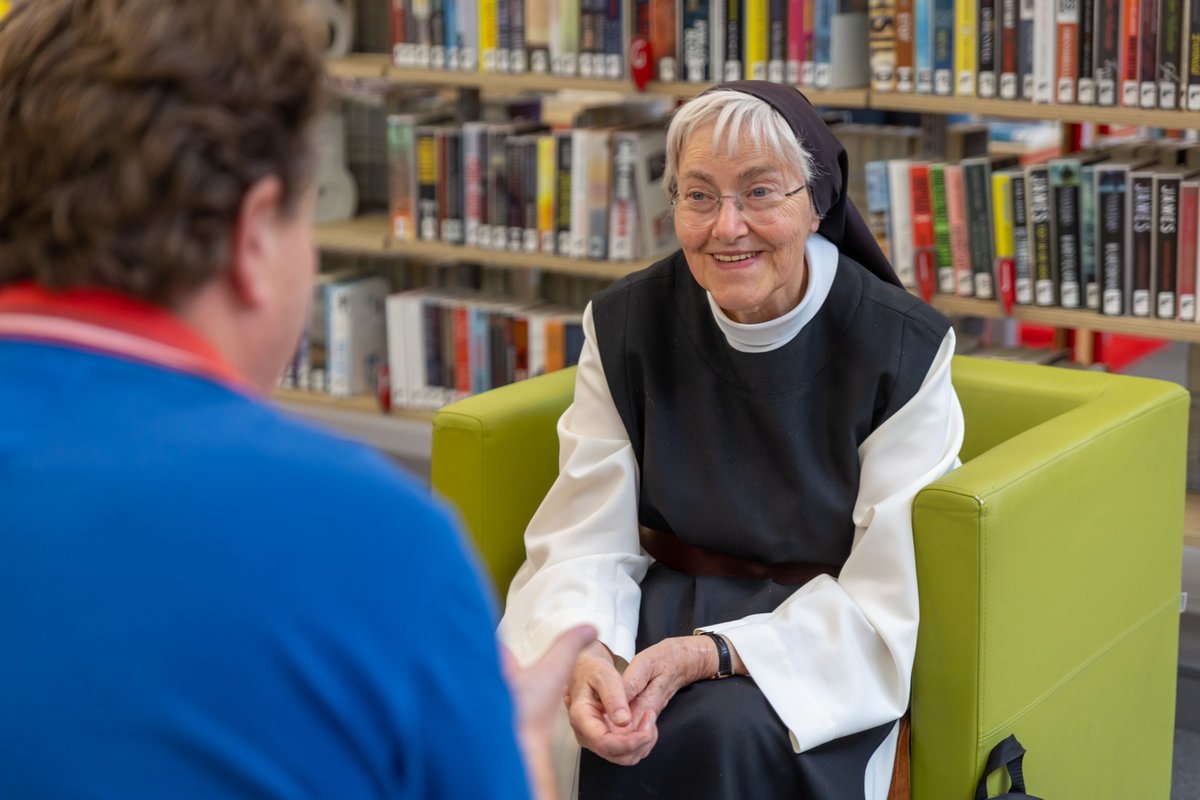 Afgelopen zaterdag vond de eerste Living Library plaats in Oosterbeek. We hebben genoten van de mooie gesprekken 🥰 <a href="/BiblVeluwezoom/">Bibliotheek Veluwezoom</a> @MarinkaMulder <a href="/doekopinxt/">Doeko Pinxt</a> #livinglibrary #dialoog #inclusie #diversiteit
