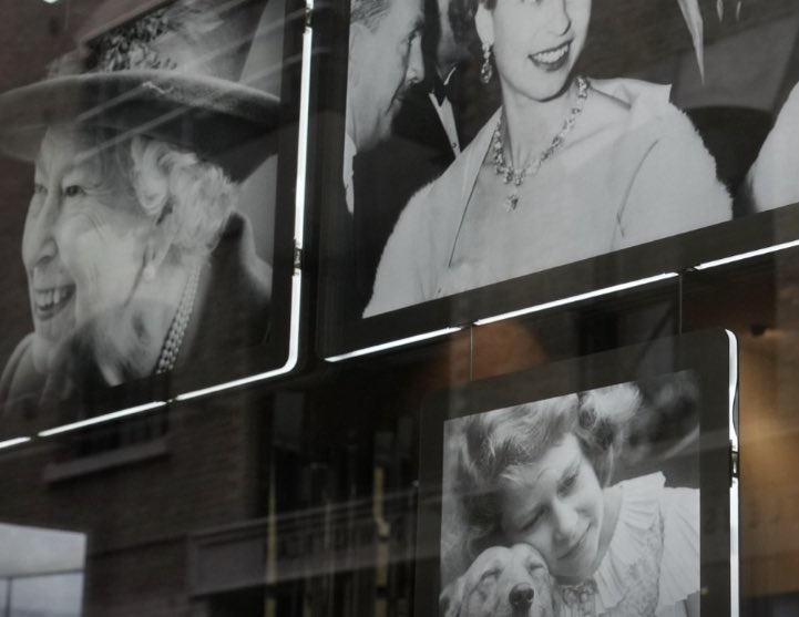 berengereb's tweet photo. #LIVE @AlbertineUnaB est à Londres pour suivre les funérailles de la reine Elizabeth II. Avec Gabriel Monnet pour les 📸
👉 https://t.co/QlNZ009enu
👉https://t.co/RhkCQ2NBvx
👉https://t.co/NmPqTkVq1n
#media #ElizabethII #Funerailles @lenouvelliste @arcinfo @LaCoteJournal https://t.co/HubgEtXuAt