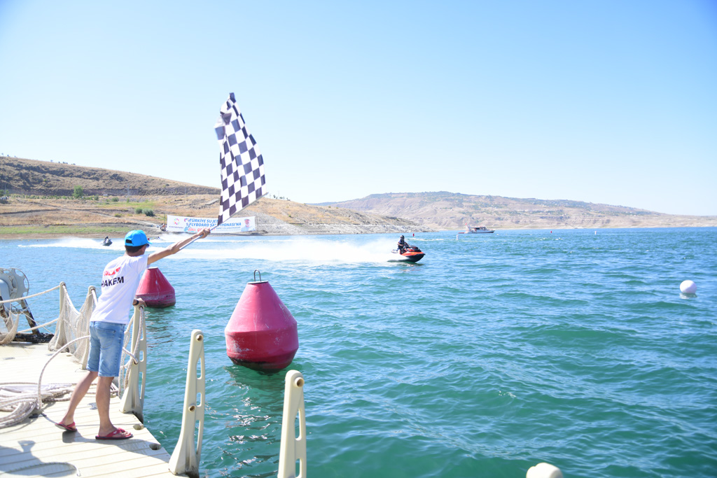 kayseritarimorm's tweet photo. İl Müdürümüz @MstafaSahin44 ; @KocasinanBld  tarafından 📍Kuşçu Marinada düzenlenen #Türkiye #SuJeti ve #Flyboard Şampiyonasına  katıldı.

@VahitKirisci @gokmen_cicek_ @ahmetclkbyrkdr https://t.co/cg8fPQSyQB