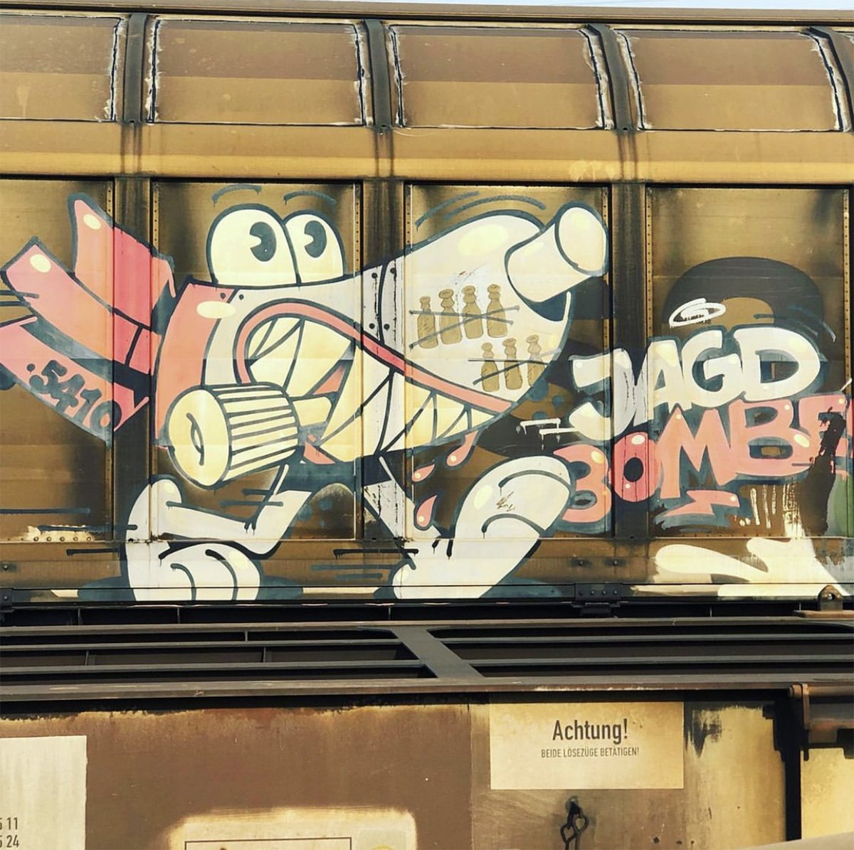 FlyingFortress_'s tweet photo. loving to see my work getting some rusty patina after some years running across the country on a fr8 train boxcar... :-)
"JBCB - Jagd Bomber Commando Beer" from 2015
#jbcb #5410 #commandobeer #fr8s #freightrain #rostigerosinen #rustyraisins #eristgüterjunge #boxcar https://t.co/VlyBUIkaXd