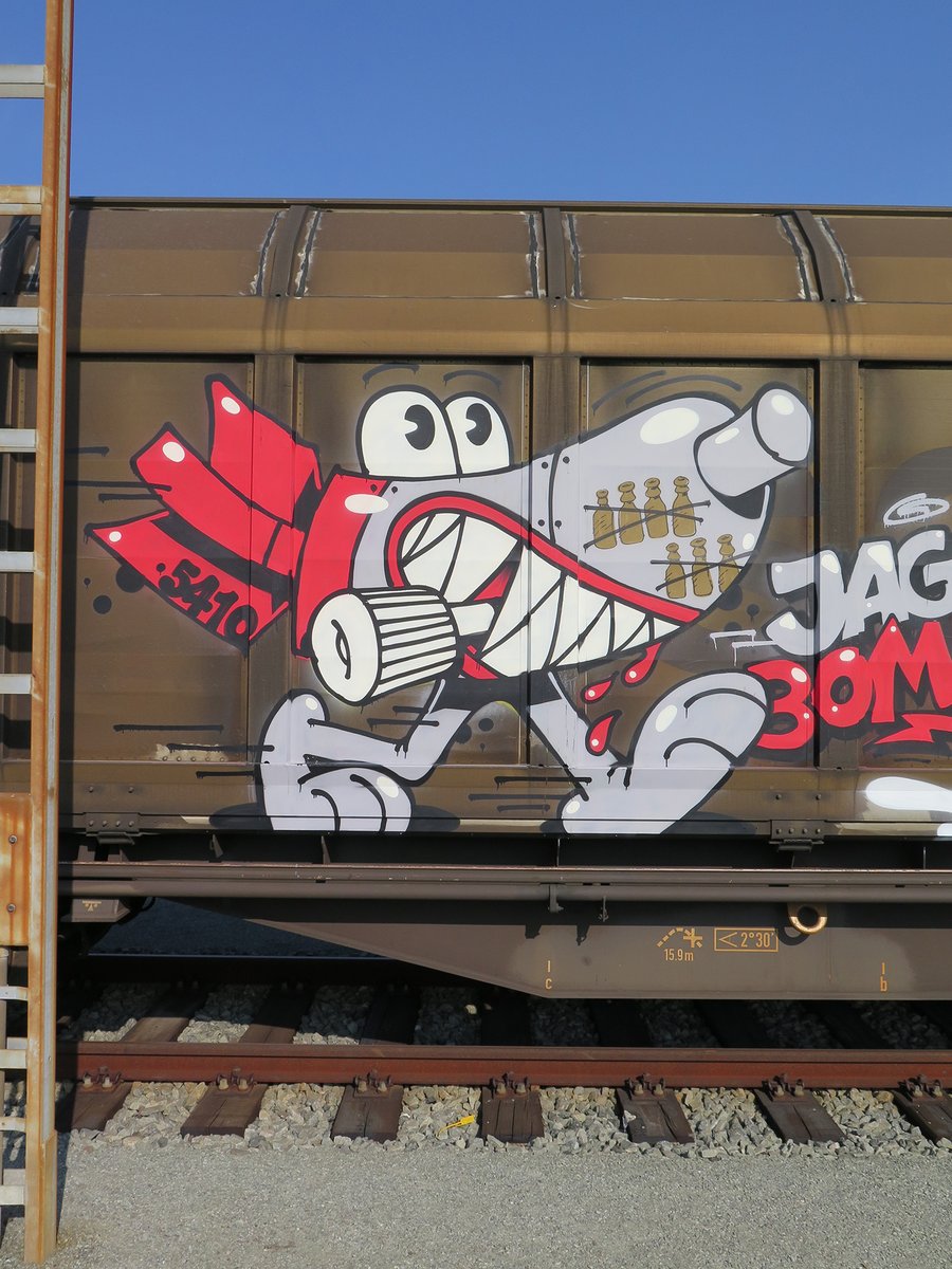 FlyingFortress_'s tweet photo. loving to see my work getting some rusty patina after some years running across the country on a fr8 train boxcar... :-)
"JBCB - Jagd Bomber Commando Beer" from 2015
#jbcb #5410 #commandobeer #fr8s #freightrain #rostigerosinen #rustyraisins #eristgüterjunge #boxcar https://t.co/VlyBUIkaXd