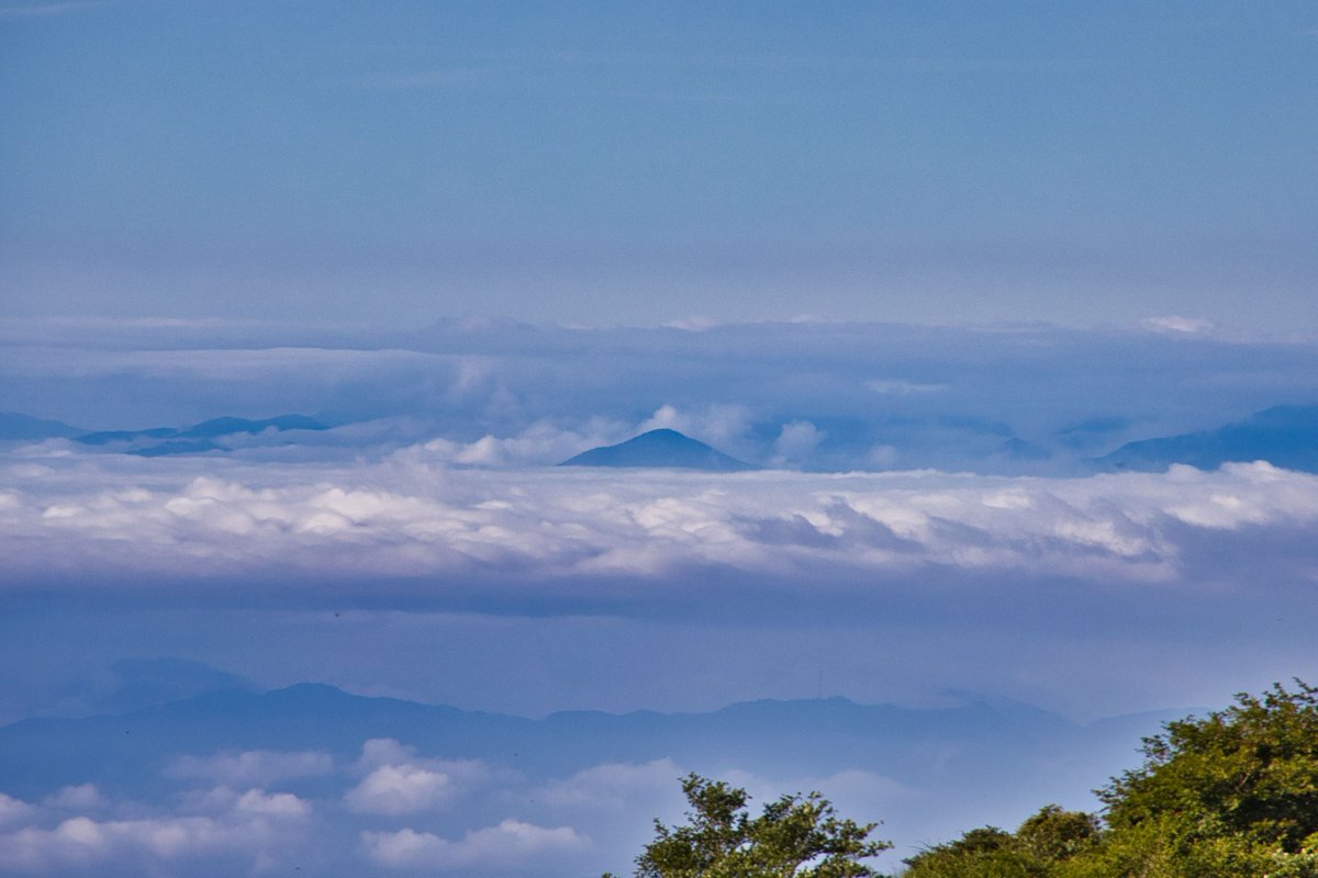 おはようございます 赤城山、地蔵岳から見える ポッコリ雲に浮かぶ山。