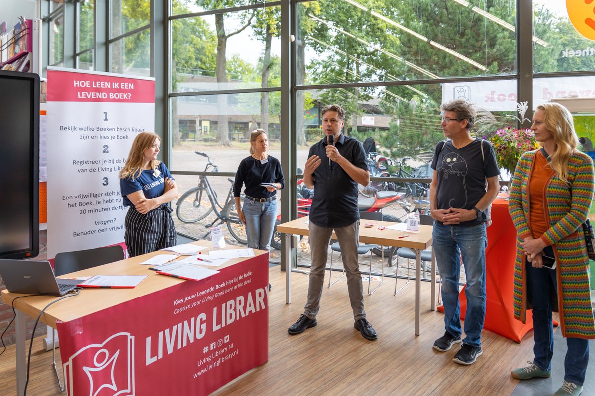 LivingLibraryNL's tweet photo. Afgelopen zaterdag vond de eerste Living Library plaats in Oosterbeek. We hebben genoten van de mooie gesprekken 🥰 @BiblVeluwezoom @MarinkaMulder @doekopinxt #livinglibrary #dialoog #inclusie #diversiteit https://t.co/S2Sr15L4GN