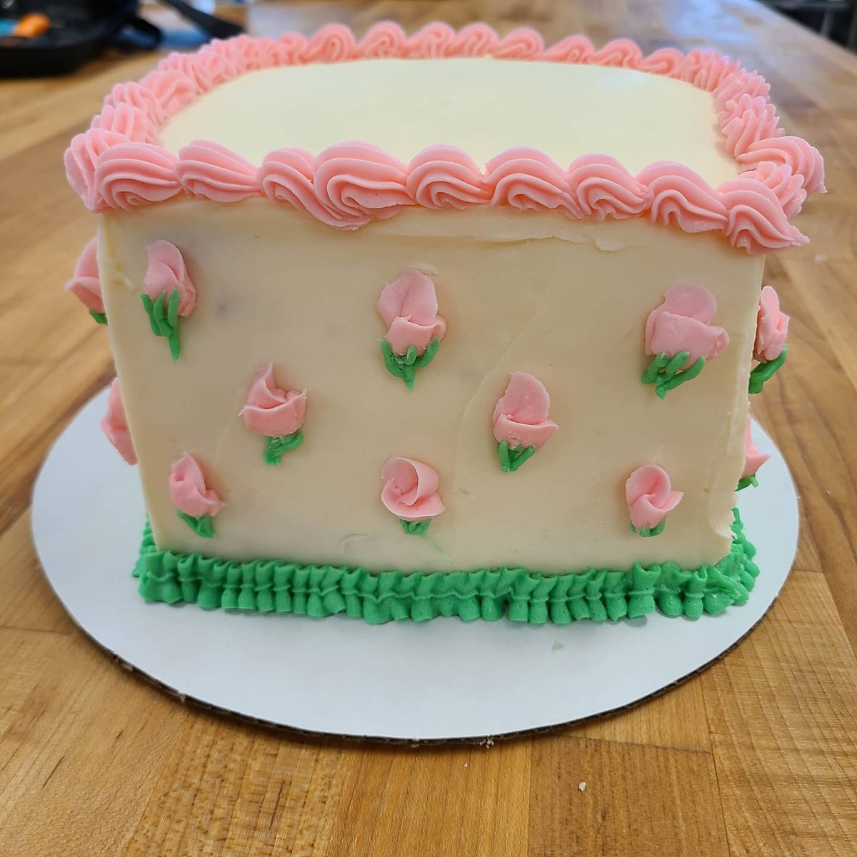 NinasNumNums's tweet photo. ˚ʚ square cake I had made back in cakes class ɞ˚
~°♡°~
˚ʚ🌸ɞ˚ : made by me
( \ / )
(„• ֊ •„)・・‿︵‿୨ tags ୧‿︵‿
#cake #squarecake #buttercream #roses #tulips #buttercreamflowers #frosting #buttercreamroses #icing #baking #bakingcore #cute #kawaii #kawaiiaesthetic https://t.co/vWw7rAVXlv