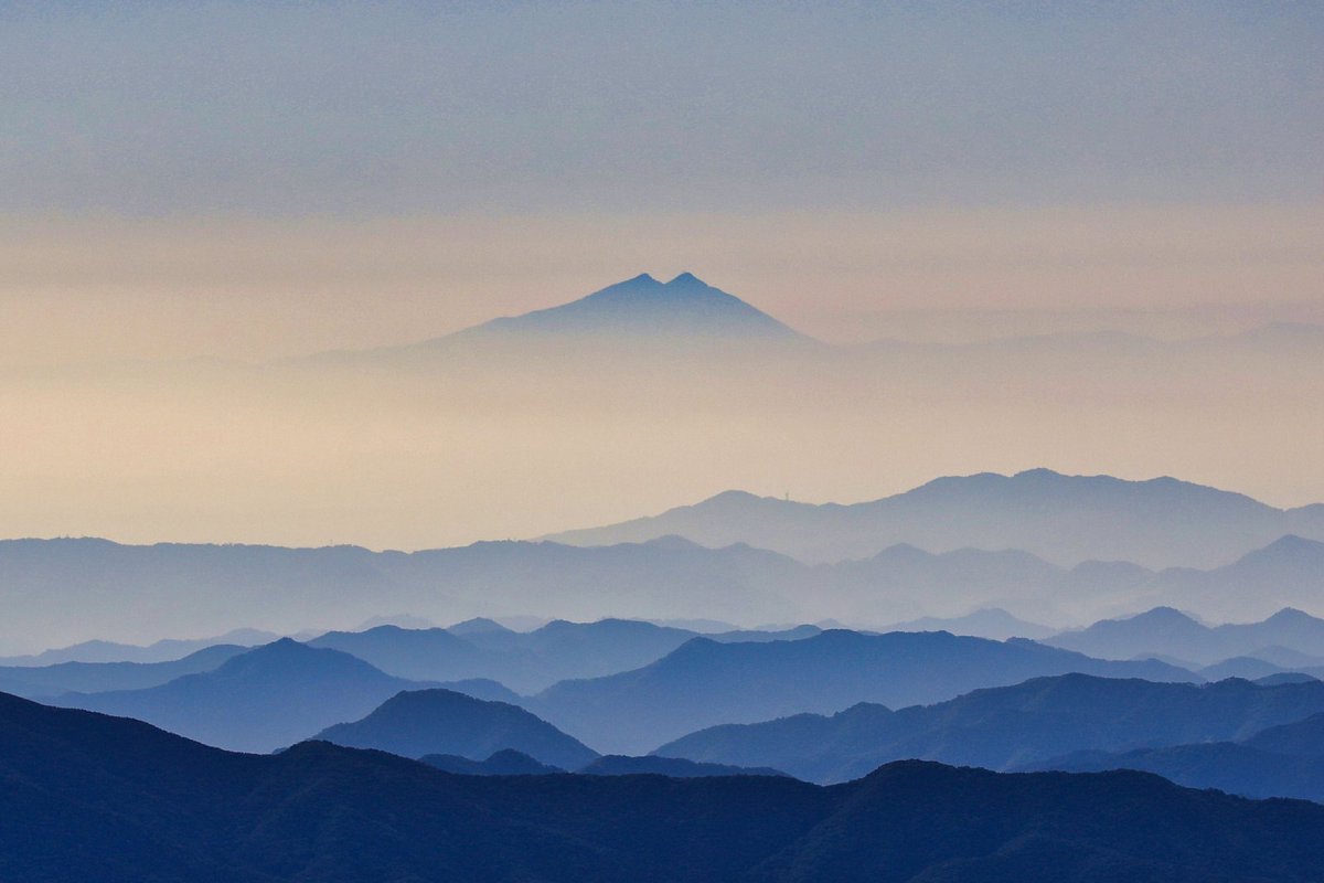 おはようございます 赤城山、地蔵岳から宙に浮かぶ筑波山 日本画のような山脈が撮れる鳥居峠が好き