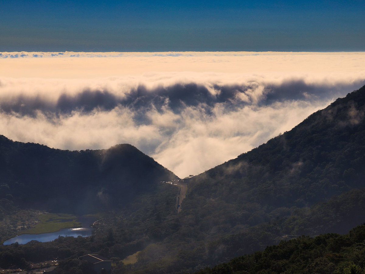 おはようございます。風の向きが手前から奥へと変わり雲を押し返すと、鳥居峠は巨大な雲の壁に囲まれる。