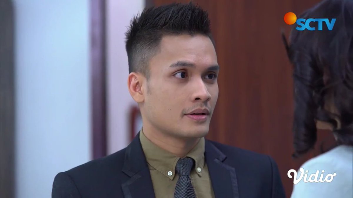 Flo_BajuRandom's tweet photo. Yuki pusing...Ali amnesianya lucu, malah makin sayang sama Prily 🤭🤭😂🤣😂🤣
Yuki yg tunangannya cuma bisa liat & gedek sendiri 🤭🤭😂🤣😂🤪
#LoveIsPink #MiniSeri https://t.co/burBThYra7