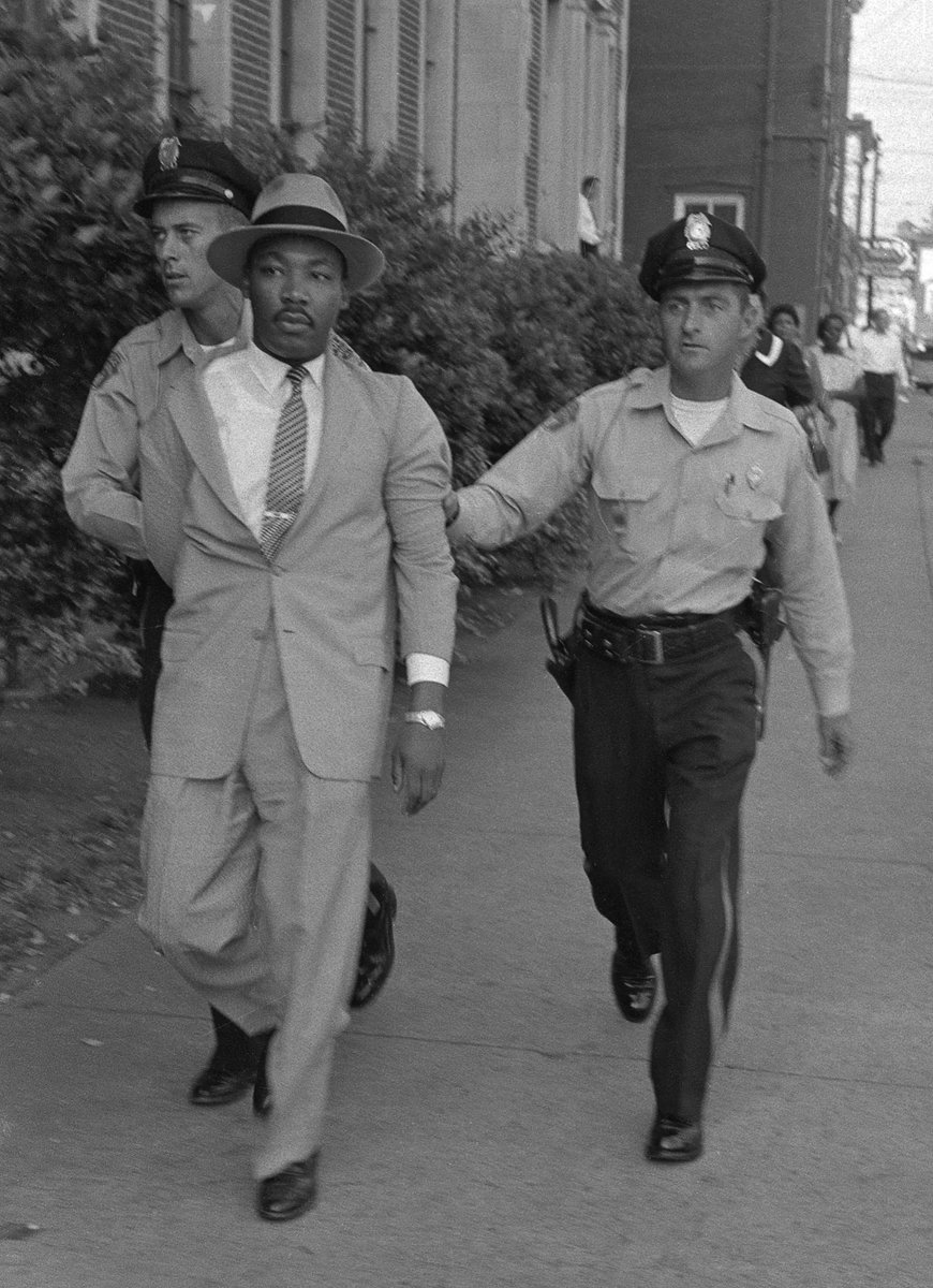 Con la violenza puoi uccidere colui che odia, ma non uccidi l'odio. La violenza aumenta l'odio e nient'altro.

Martin Luther King