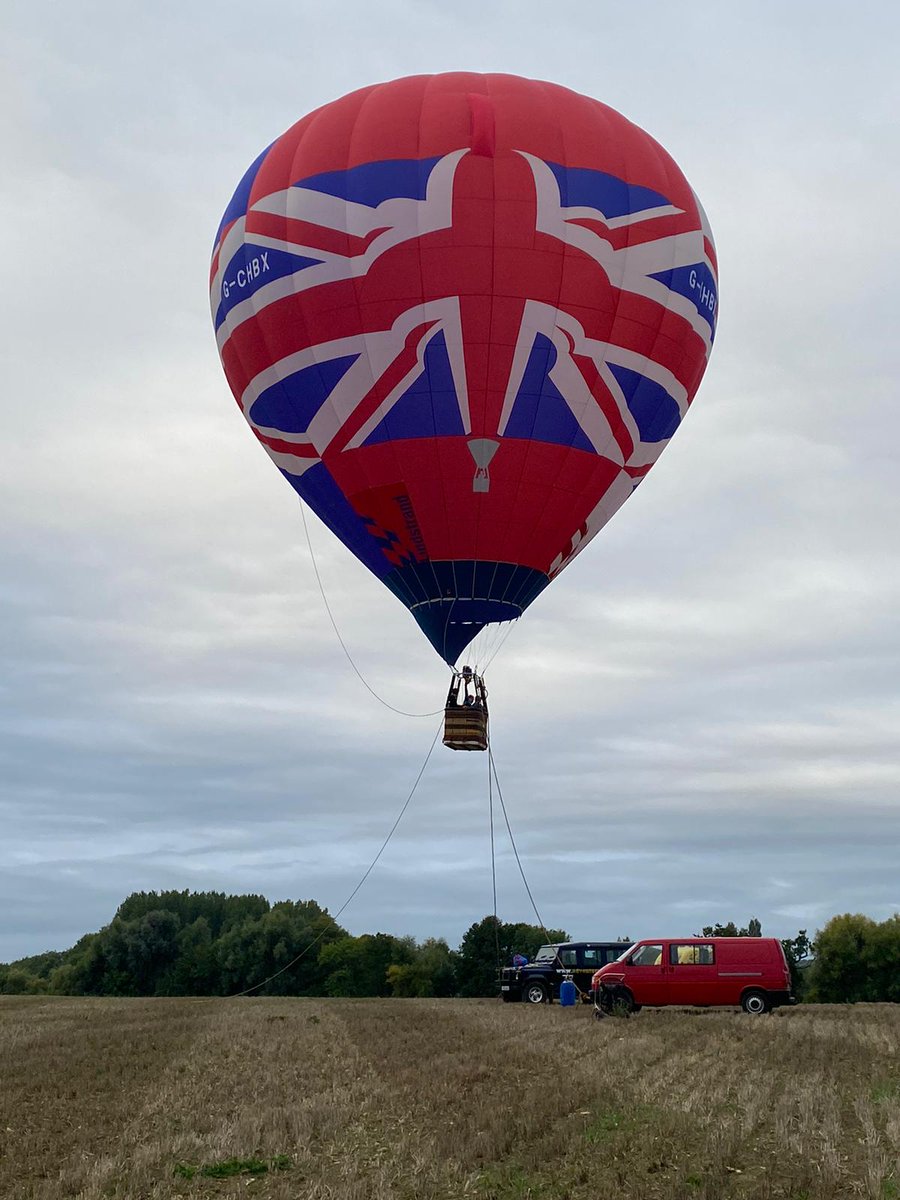 UKBallooning's tweet photo. This morning we tethered our Union Jack balloon by the M3 in Hampshire to mark the reign of our sovereign Queen Elizabeth II  #QueenElizabethIl #TheQueen https://t.co/KXIQRsdJYz