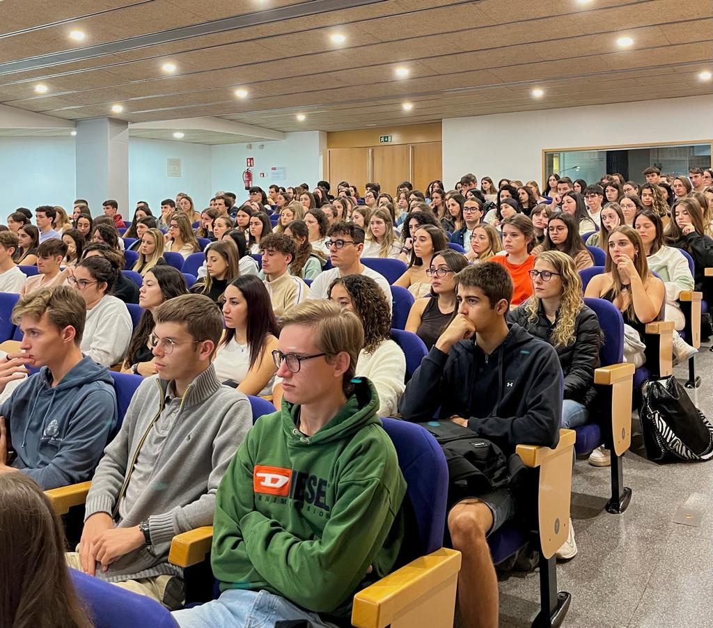 📢Avui comencen els i les estudiants de primer curs de la @UVic_FCSB🙌 👉Benvinguts i benvingudes‼️🤩